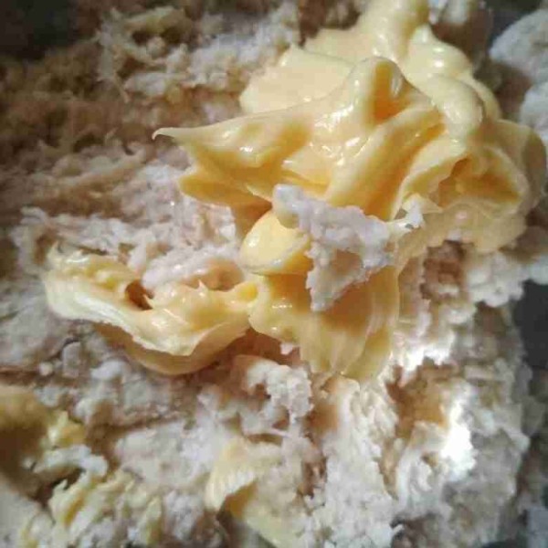 Uleni adonan sampai setengah kalis, tambahkan margarin uleni hingga kalis elastis.
