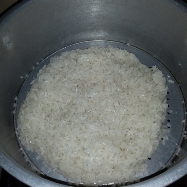 Cuci beras ketan. Rendam selama 2 jam lalu kukus selama 20 menit. Angkat dan sisihkan.