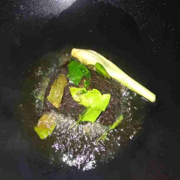 Panaskan minyak, kemudian tumis bumbu halus bersama daun jeruk dan serai sampai harum.