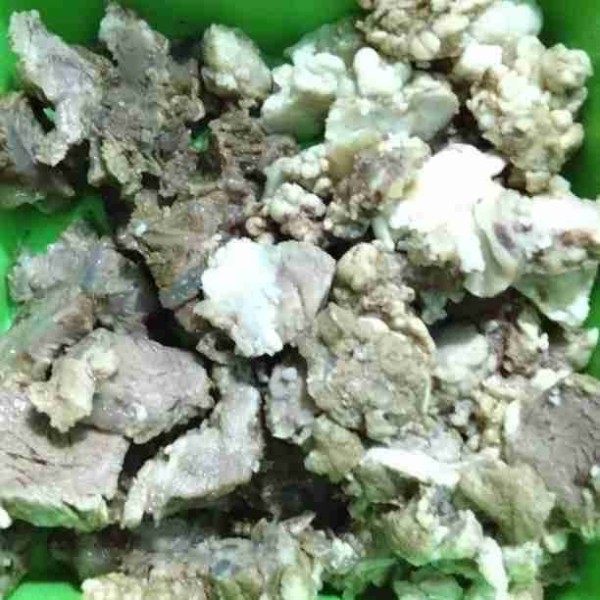 Rebus daging terlebih dahulu, setelah dingin kemudian potong sesuai selera. Air rebusan bisa disaring untuk tambahan kaldu.