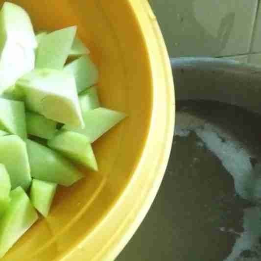 Didihkan air dan air kaldu, kemudian masukkan potongan labu siam.