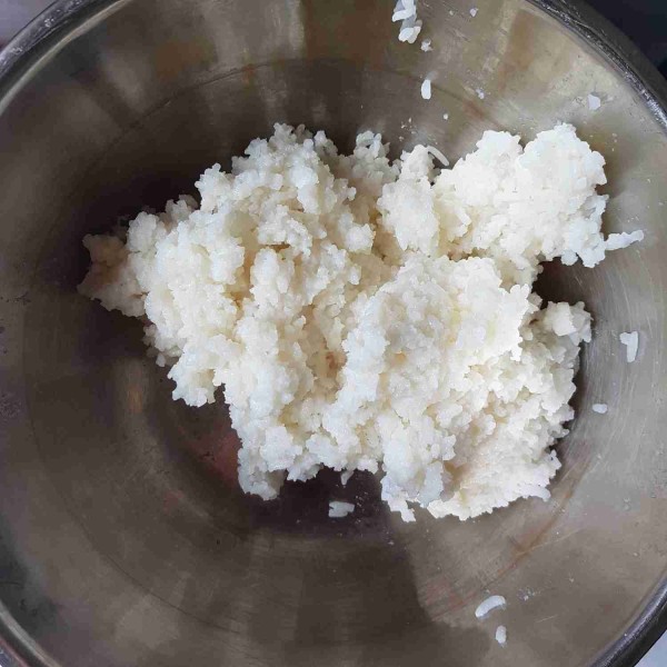 Siapkan wadah kemudian masukkan nasi yang sudah di ulek.