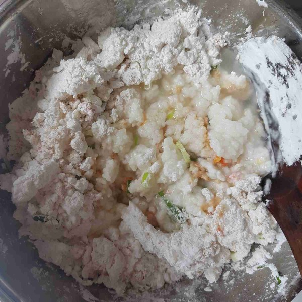 Masukkan secukupnya air mendidih. Aduk menggunakan sendok besar sebentar saja asal rata.