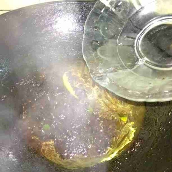 Tambahkan air, masak sampai kadar air habis dan bumbu berminyak.