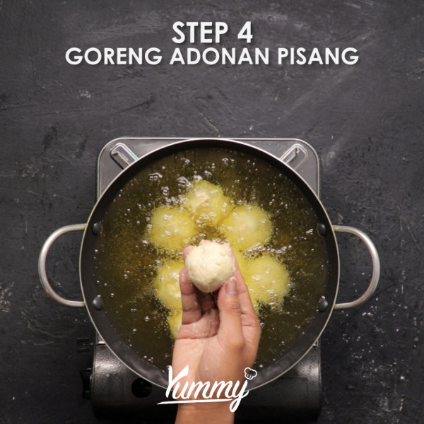 Panaskan minyak lalu goreng adonan pisang dengan minyak hingga kuning kecoklatan. Setelah matang angkat dan tiriskan di atas tisu basah agar minyaknya meresap.