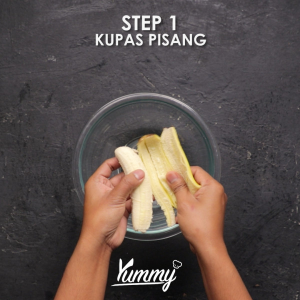 Siapkan pisang yang telah dikupas kulitnya lalu haluskan dengan menggunakan garpu.