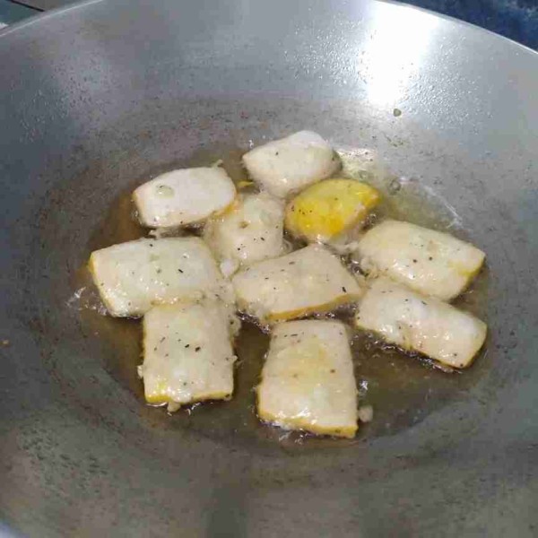 Celupkan tahu ke dalam adonan tepung, lalu goreng dalam minyak panas. Setelah berwarna kuning kecoklatan, angkat dan tiriskan.
