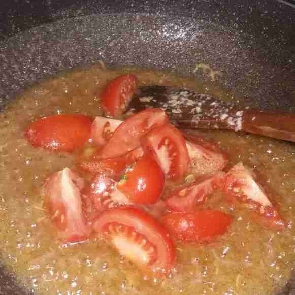 Lalu masukkan potongan tomat, tumis hingga tomat layu dan hancur. Bubuhkan garam, gula dan kaldu bubuk. Aduk hingha tercampur rata.