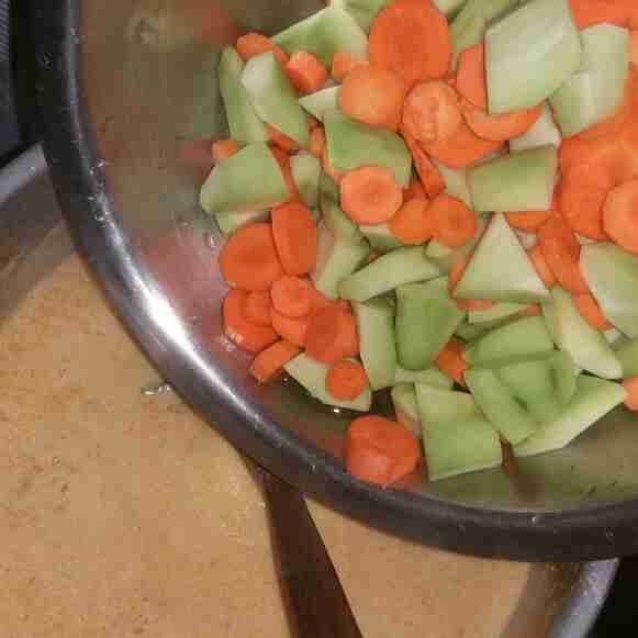 Masukkan wortel dan labu siam, masak hingga keduanya matang.
