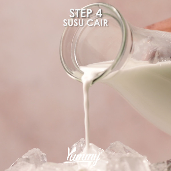 Step terakhir tambahkan susu cair hingga penuh lalu tambahkan juga sirup merah.