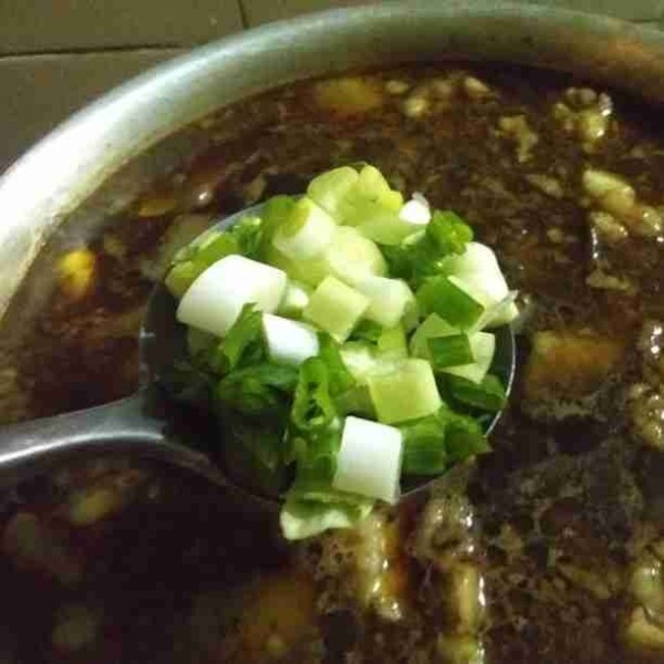 Masukkan daun prei dan bawang putih goreng, lalu masak selama 5 menit dengan posisi panci tertutup. Angkat dan sajikan panas dengan taoge pendek dan bawang merah goreng.