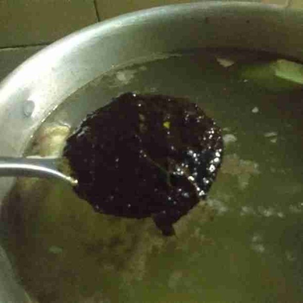 Sekitar 10 menit, masukkan bumbu yang sudah ditumis. Aduk hingga rata.