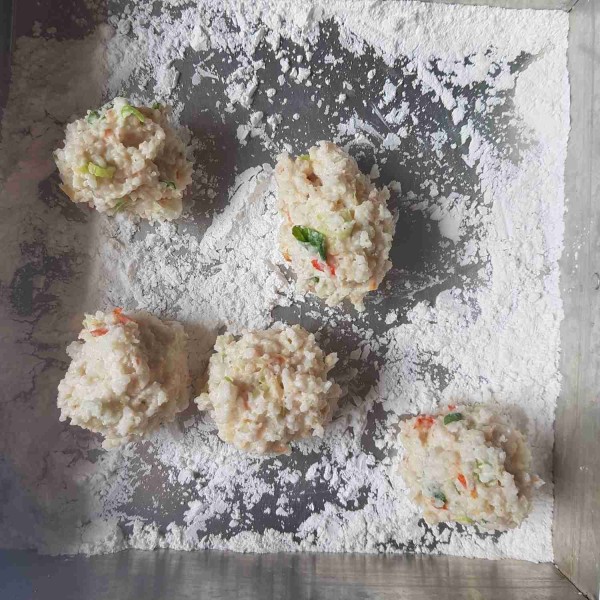 Siapkan wadah berisi tepung tapioka, kemudian balur tangan dengan tepung tapioka dan ambil beberapa bagian adonan cireng. Beri isian telur puyuh lalu bulatkan. Lakukan hingga adonan habis. Jika tidak di beri isian, cetak adonan cireng menggunakan sendok.