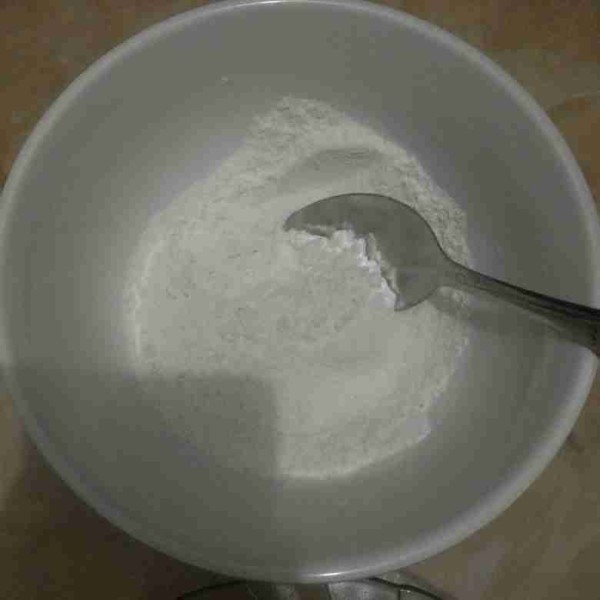 Campur rata tepung terigu dan tepung maizena.