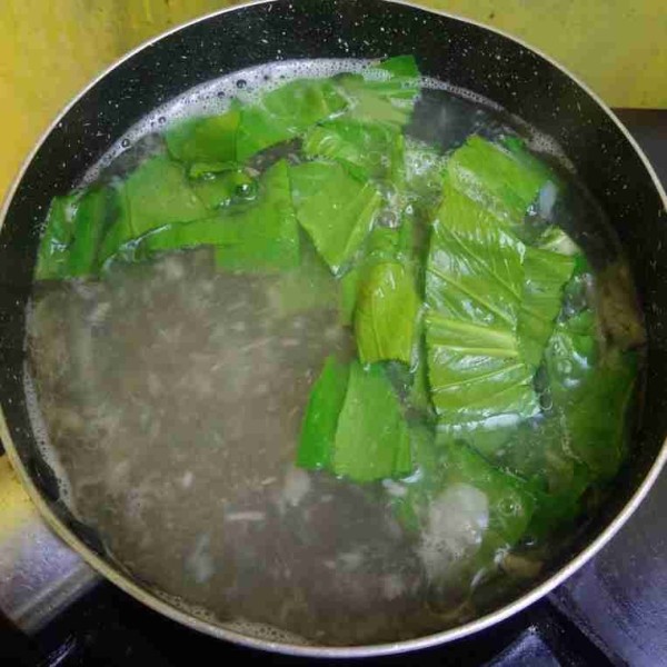 Masukkan sayuran dan kaldu jamur, koreksi rasa. Boleh di tambahkan garam sesuai selera, disini saya tidak menambahkan garam karena ayam goreng sudah bertepung dan gurih. Masak hingga sayur matang.