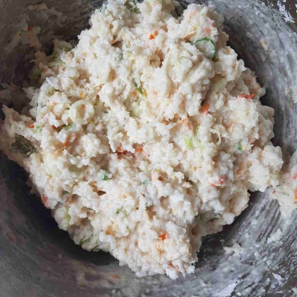 Adonan lembek dan berat atau tidak encer.