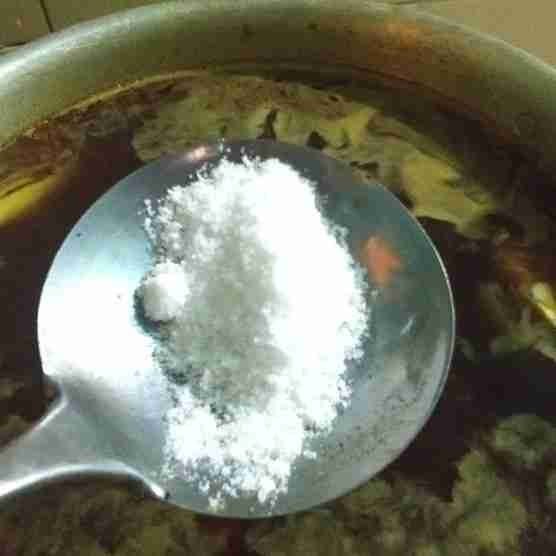 Masukkan garam, gula, dan kaldu sapi bubuk. Tes rasa.