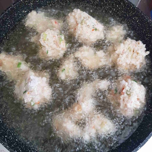 Panaskan secukupnya minyak goreng kemudian goreng cireng hingga matang kekuningan. Setelah matang, angkat, tiriskan, dan siap disajikan dengan pelengkap lainnya.