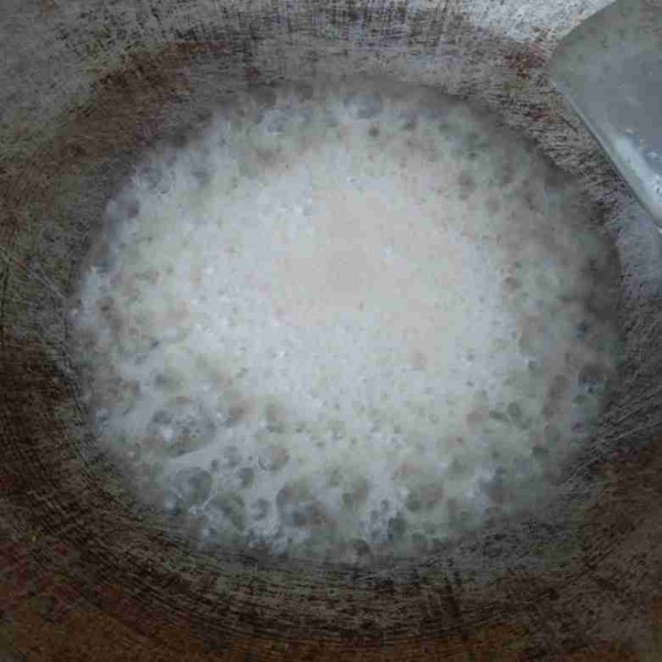 Buat baluran: tuang gula pasir dan air ke dalam wajan. Masak dengan api besar sampai berbusa.
