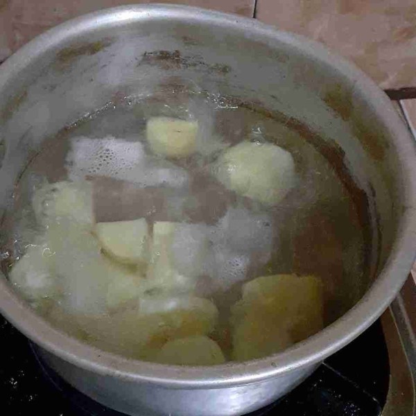 Rebus kentang hingga lunak.
