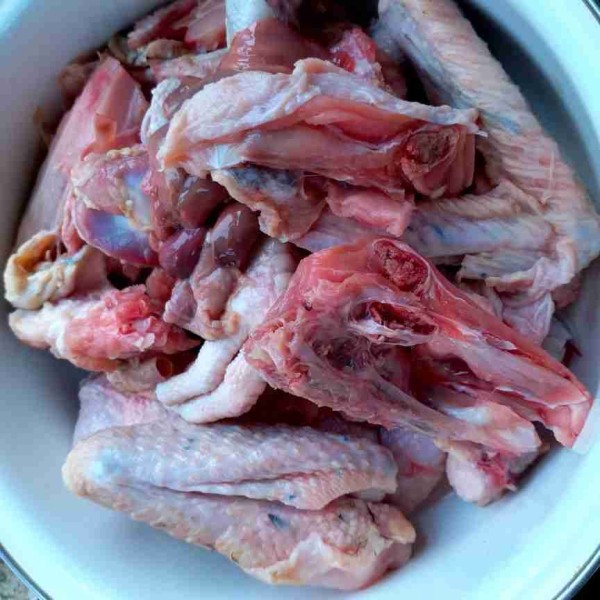Potong-potong ayam kampung lalu cuci bersih..