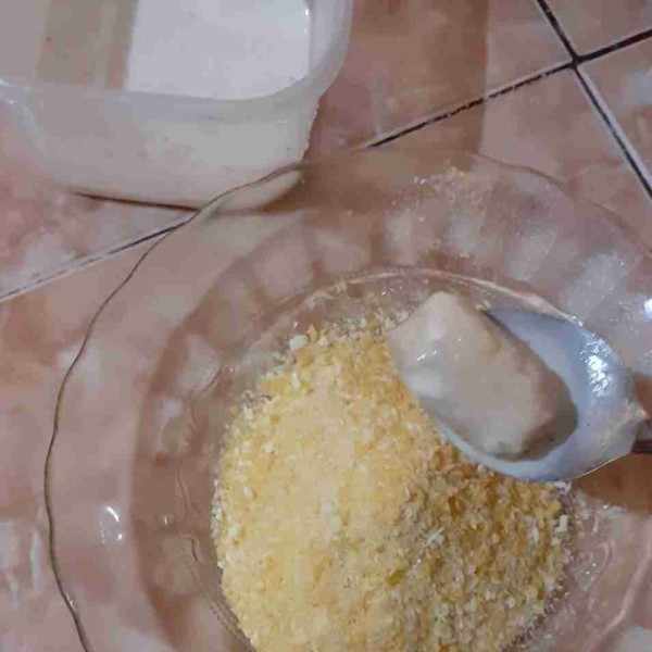 Gulingkan ke dalam larutan tepung terigu lalu gulingkan ke dalam tepung panir.
