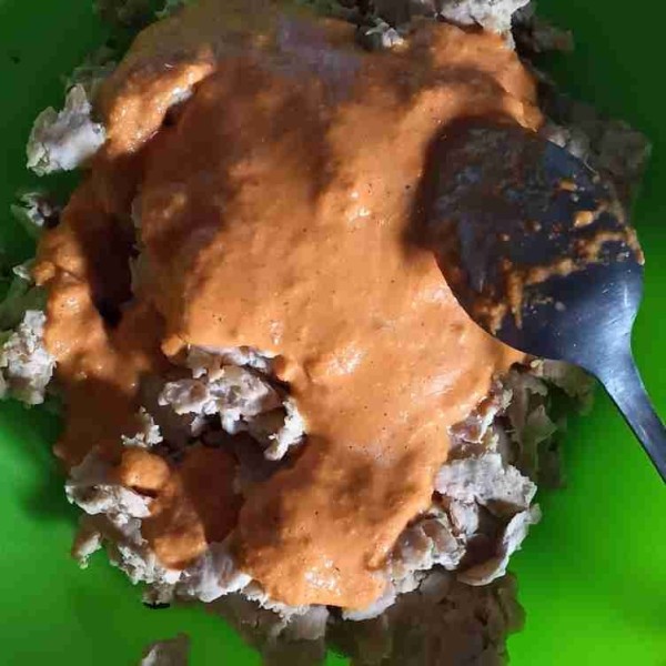 Lalu masukkan tempe ke wadah serta bumbu yang telah ditetapkan belender, lalu masukkan gula, garam, dan penyedap rasa lalu aduk, lalu siapkan daun pisang. Sambil membungkus,  panaskan air untuk mengukus, setelah selesai membungkus, masukkan ke dalam panci.