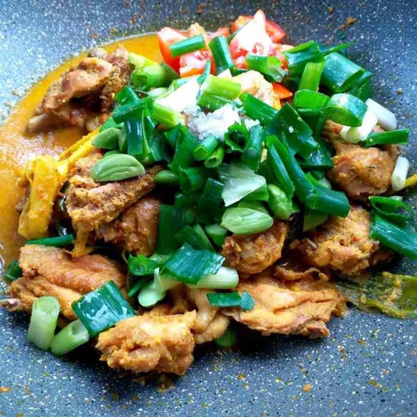 Tuang air secukupnya, aduk" dan biarkan ayam menjadi matang dan air agak menyusut, masukkan petai, daun bawang, tomat, sea salt dan gula singkong, aduk rata.