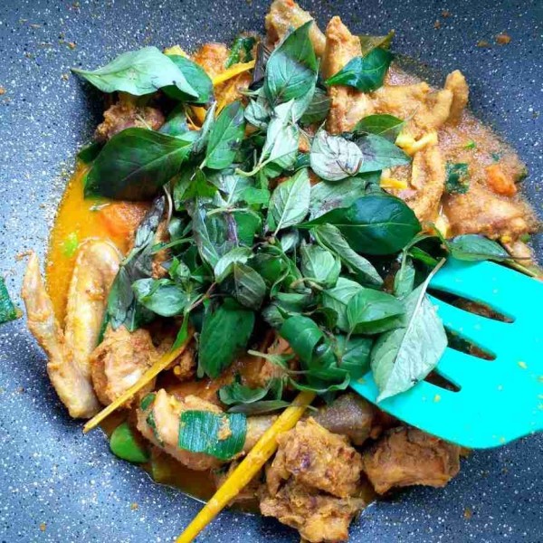 Masukkan daun kemangi, aduk sebentar, test rasanya. Sajikan.