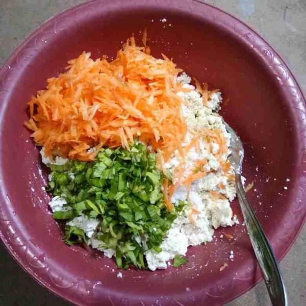 Masukkan wortel, daun bawang, bawang putih, merica bubuk, kaldu bubuk, dan garam. Aduk hingga rata.