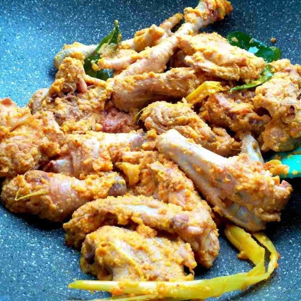 Masukkan ayam lalu aduk sampai berubah warna.