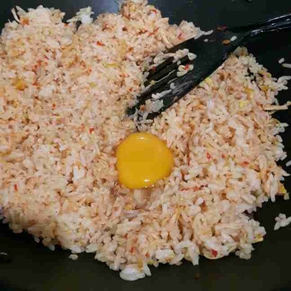 Masukan nasi dingin. aduk sampai rata. setelah itu masukan telur. Aduk rata lagi dan masak terus sampai telur terlihat matang dan nasi terlihat kering. (telur tidak di orek terpisah seperti ini membuat nasinya jadi lebih gurih).