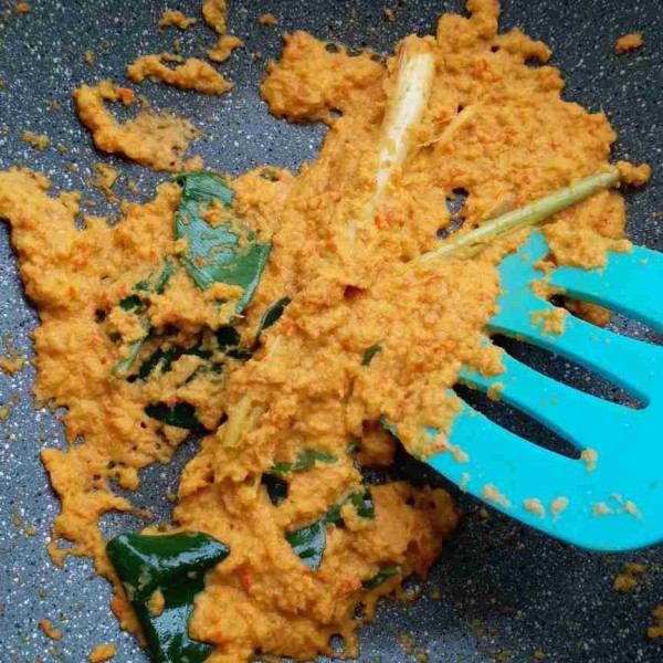 Tumis bumbu halus, sereh, daun jeruk dan daun kunyit sampai bumbu matang.
