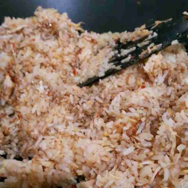 Masukan garam, merica bubuk dan kaldu bubuk jamur juga kecap manis. aduk rata.