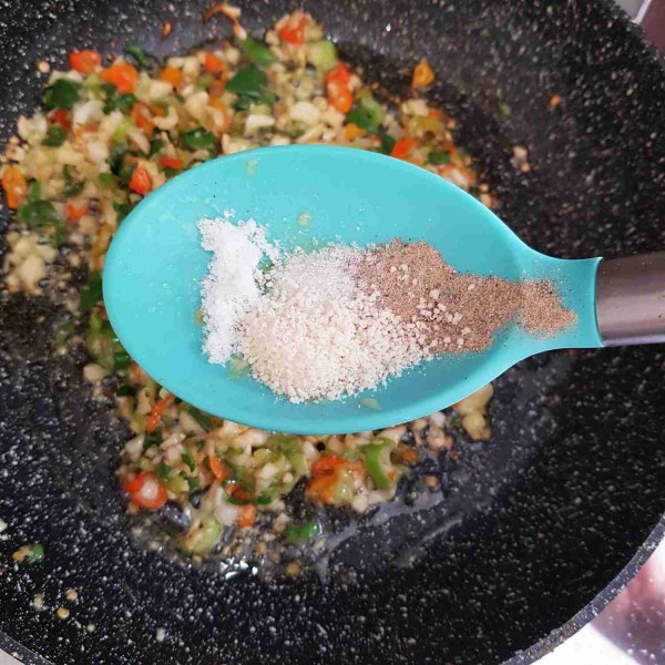 Tambahkan secukupnya gula, garam, merica bubuk, dan kaldu jamur bubuk. Aduk rata dan koreksi rasa.