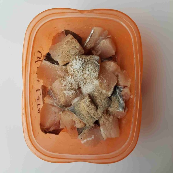 Siapkan wadah kemudian masukkan potongan daging ikan tengiri, tambahkan secukupnya garam dan merica bubuk. Aduk rata dan simpan di dalam kulkas selama 30 menit.