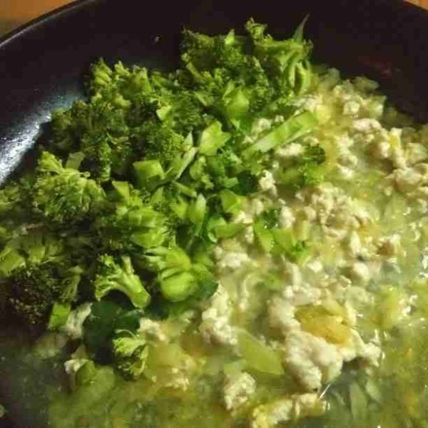 Masukkan brokoli, masak selama 1 menit.