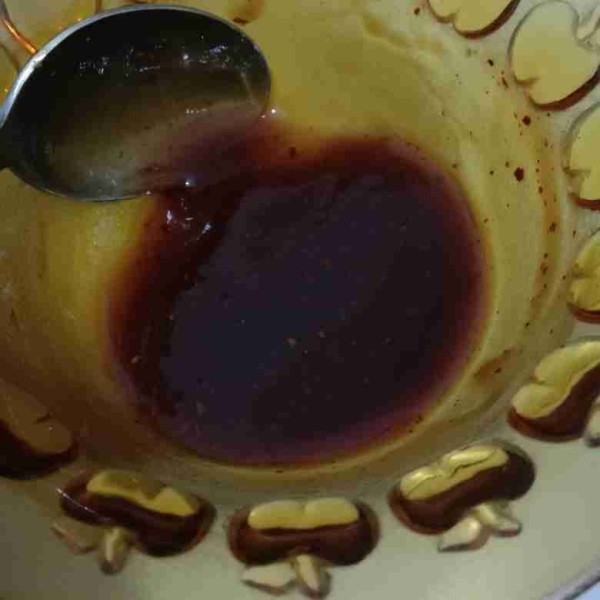 Membuat saus katsu: pada wadah masukkan kecap asin, kecap manis, dan saus tomat, kemudian aduk hingga rata. Saus siap disajikan sebagai pelengkap ayam katsu.