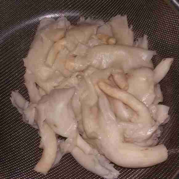 Rebus jamur tiram hingga layu lalu tiriskan, setelah dingin cincang kasar jamur.