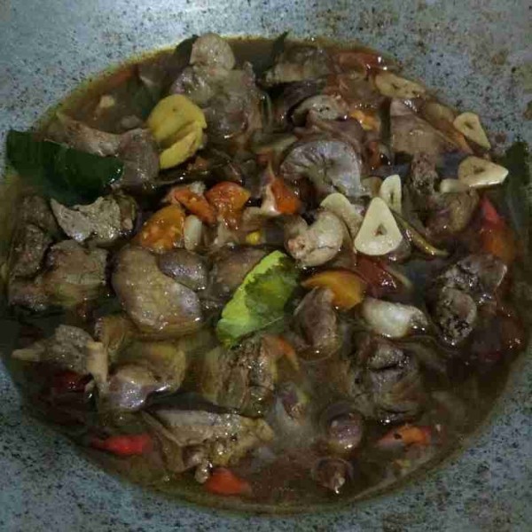 Masak hingga kuah menyusut dan bumbu meresap. Siap disajikan.