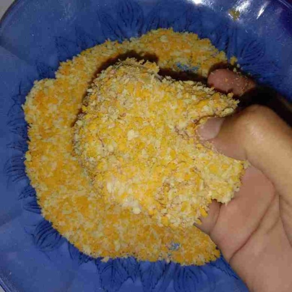 Masukkan ayam ke dalam tepung panir, pastikan ayam terbalut tepung panir hingga rata.