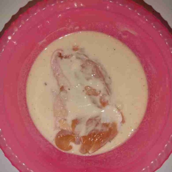 Pada wadah, masukkan tepung bumbu serbaguna kemudian tambahkan secukupnya air hingga menjadi adonan basah. Masukkan ayam ke dalam adonan basah, pastikan ayam terbalut adonan dengan sempurna