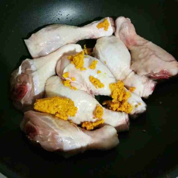 Cuci bersih ayam, masukkan ke dalam wajan lalu tambahkan bumbu halus, aduk hingga rata.