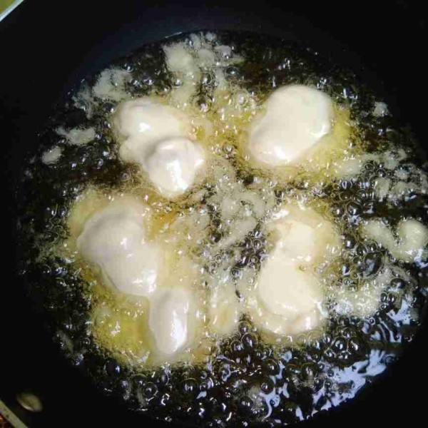 Panaskan minyak, ambil 1 sendok sayur adonan cempedak, biasanya dalam satu sendok berisi 3-4 buah. Goreng cempedak hingga kuning keemasan dan garing. Sajikan.