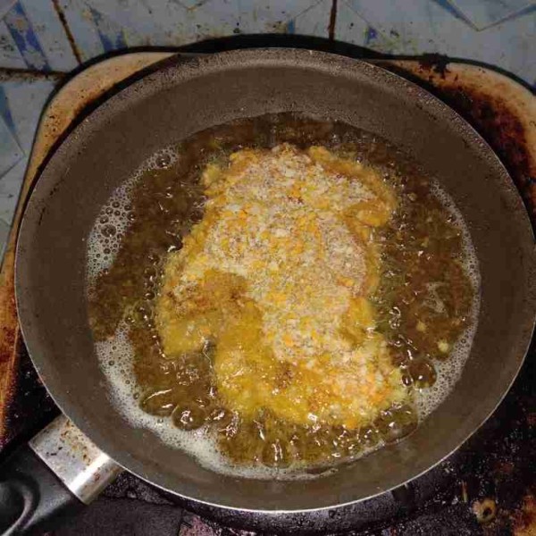 Goreng ayam menggunakan api kecil hingga kuning kecoklatan dan matang, angkat dan tiriskan.