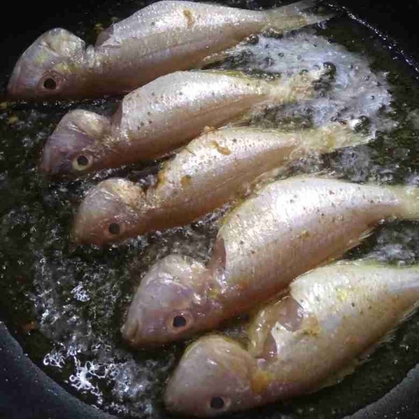Panaskan minyak secukupnya dalam wajan, goreng ikan dengan menggunakan api sedang hingga matang lalu angkat, tiriskan dan sisihkan terlebih dahulu.