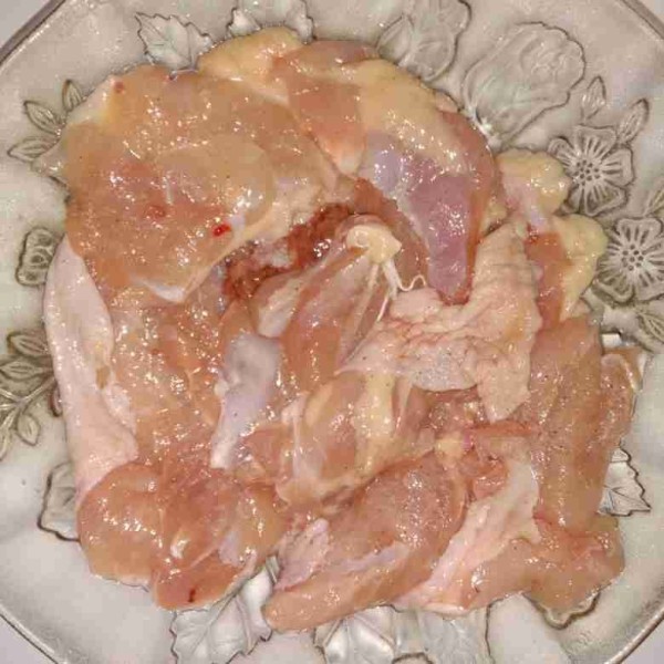 Lumuri kedua sisi ayam dengan air jeruk nipis kemudian bubuhi garam dan merica bubuk, sisihkan.