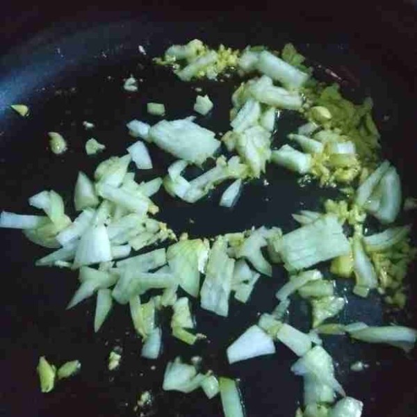 Tambahkan bawang bombay kemudian masak sampai layu.