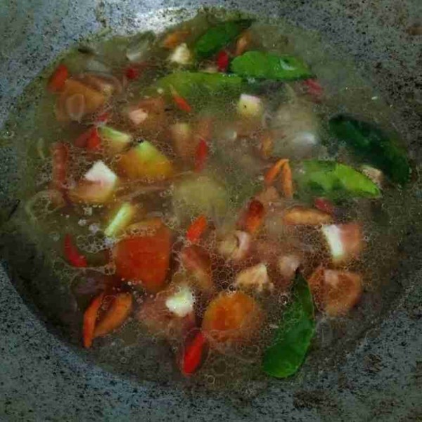 Masukkan air, tomat, jahe, asam jawa, dan daun jeruk. Masak hingga mendidih.
