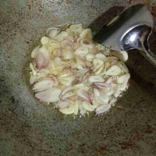 Panaskan minyak goreng, masukkan bawang merah dan bawang putih, tumis hingga harum.